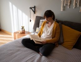 Des coussins de lecture au lit