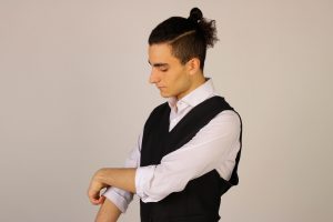 homme portant un gilet noir sur chemise blanche, style classique intemporel