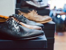 collection de chaussures habillées pour homme exposées en vitrine de magasin