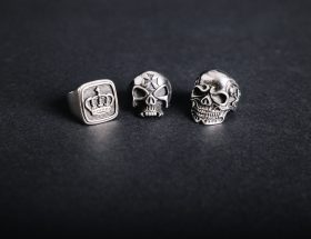 trois bagues acier homme avec motifs crâne et géométrique sur fond noir