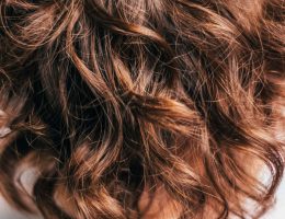 cheveux ondulés brun roux brillants et hydratés de près