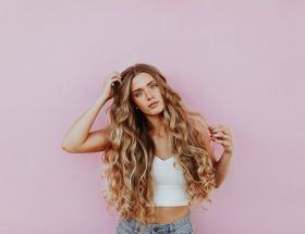 Femme portant un t-shirt clair avec une encolure dégagée