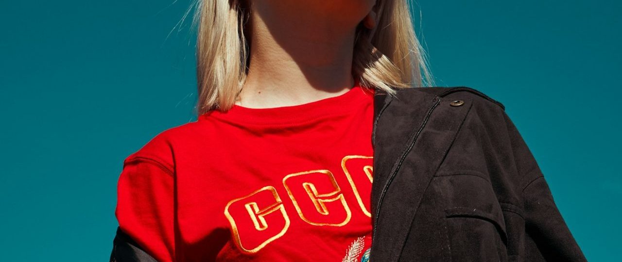 Femme portant un t-shirt blanc simple et élégant