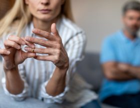 femme retirant son alliance pendant une discussion de divorce à l'amiable