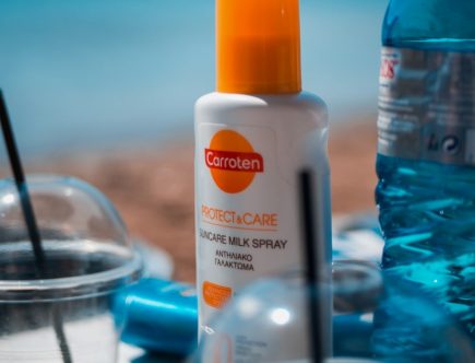 Soin après-soleil appliqué sur la peau en été
