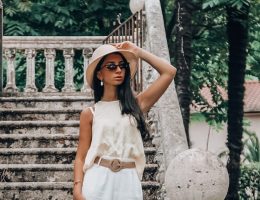 Capsule wardrobe d'été avec vêtements clairs pour les vacances