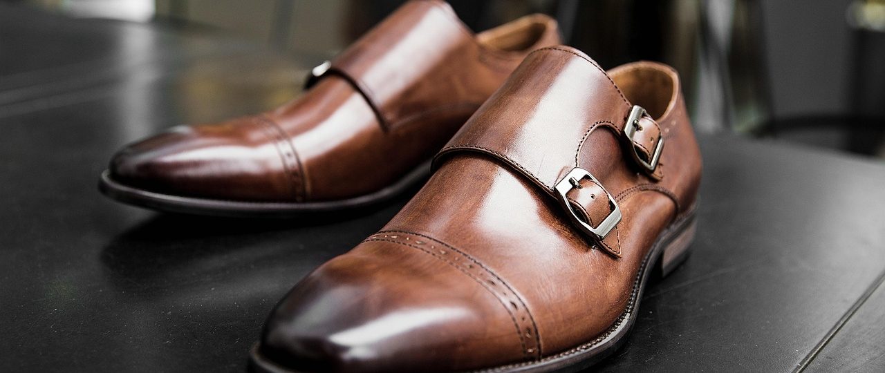 Chaussures homme portées avec une silhouette décontractée