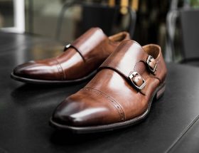 Chaussures homme portées avec une silhouette décontractée