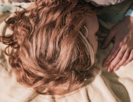 Cheveux protégés en été au soleil