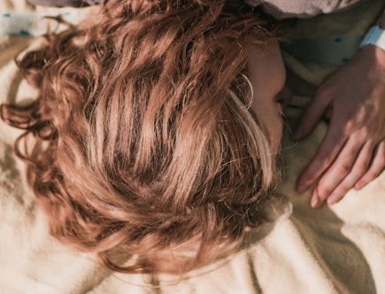 Cheveux protégés en été au soleil
