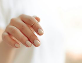 Ongles manucurés avec finition propre et brillante