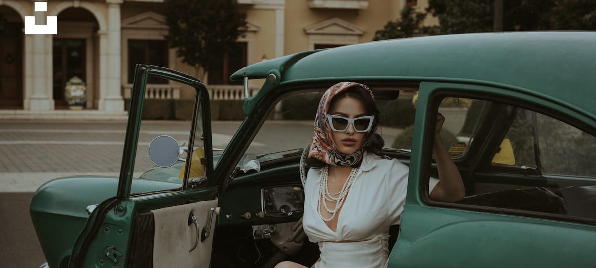 Femme portant une tenue blanche élégante en été