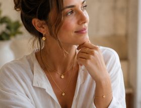 femme portant bijoux fins dorés élégants et minimalistes