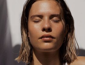 Maquillage d'été léger et lumineux