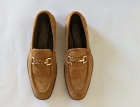 Mocassins élégants photographiés en détail