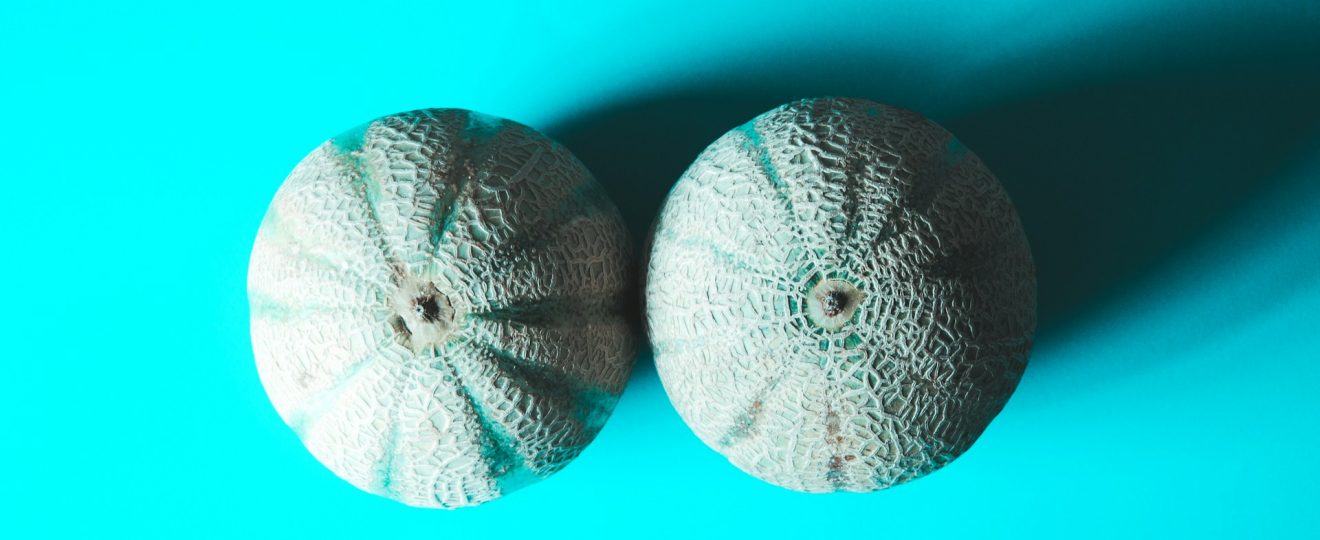 deux implants mammaires texturés sur fond turquoise