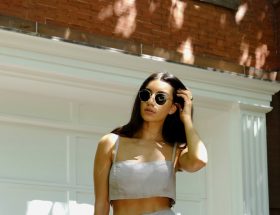 Femme portant un pantalon en lin ample dans une tenue estivale