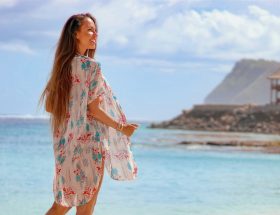 Femme avec chemise ample au bord de l'eau