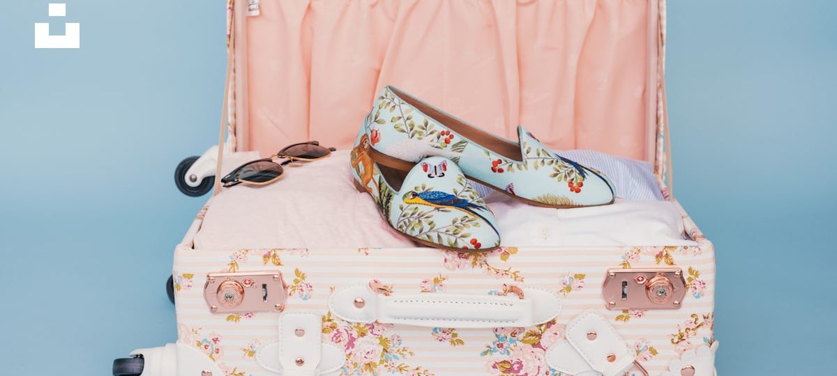 Sandales et chaussures d'été préparées pour une valise