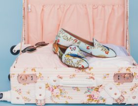 Sandales et chaussures d'été préparées pour une valise