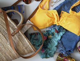 Sélection de vêtements d'été posés pour préparer une valise