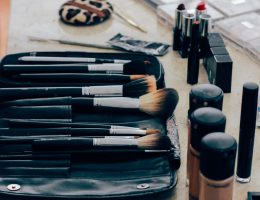 Soin de peau et lumière naturelle sur le visage