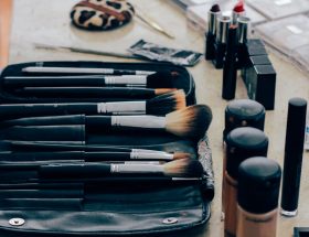 Soin de peau et lumière naturelle sur le visage