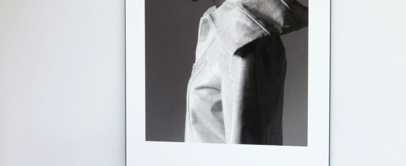 portrait en noir et blanc d'une personne affichée comme poster mural xxl dans un intérieur moderne