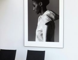 portrait en noir et blanc d'une personne affichée comme poster mural xxl dans un intérieur moderne
