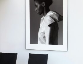 portrait en noir et blanc d'une personne affichée comme poster mural xxl dans un intérieur moderne