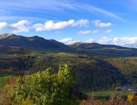 Hébergements atypiques en Auvergne : gîtes et fermes insolites