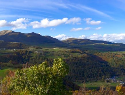 Hébergements atypiques en Auvergne : gîtes et fermes insolites