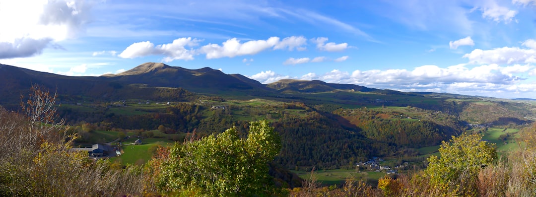 Hébergements atypiques en Auvergne : gîtes et fermes insolites