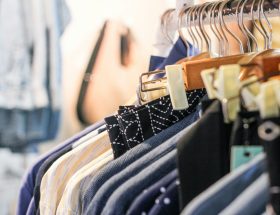 vêtements d'occasion sur cintres dans une boutique de seconde main
