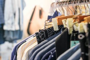 vêtements d'occasion sur cintres dans une boutique de seconde main