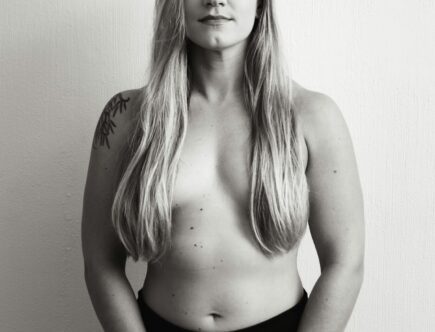 portrait en noir et blanc d'une femme pour un article sur la santé et la beauté de la poitrine
